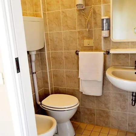 בית הארחה In Guest - New Cirene Triple Comfort With Half Package